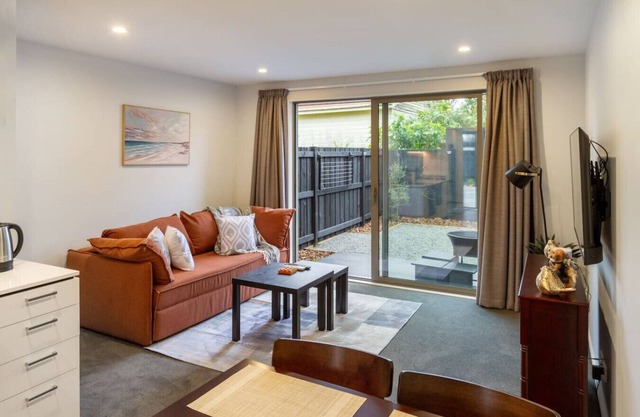 Bright and Spacious 2BR near Ara Institute and CBD
