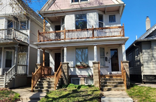 Bright and spacious 2-bedroom apartment with AC, laundry in Milwaukee's Bay View