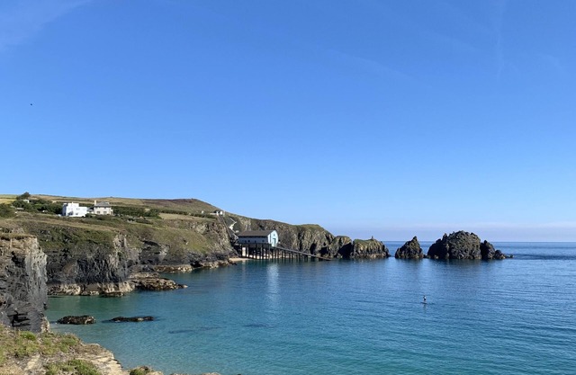 Bright and spacious 4 bedroom house, 10 mins walk from Constantine Bay