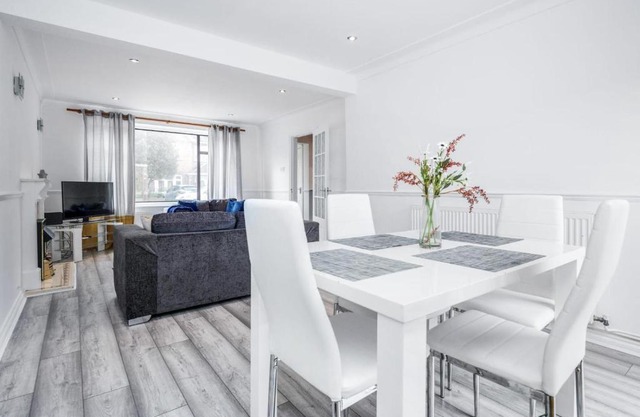 Bright and spacious home with free parking and garden