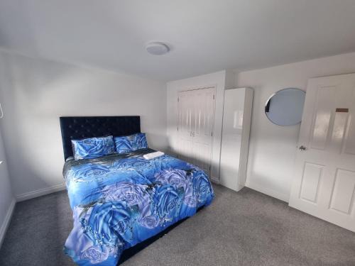Bright and Spacious King & Double Rooms, Free Private Parking, Close to Heathrow