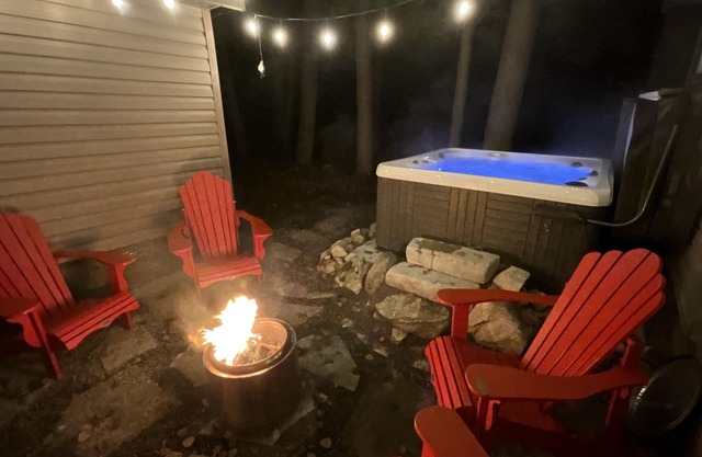 Bright and spacious lakeside cottage with firepit, hot tub and AC on Stoney Lake