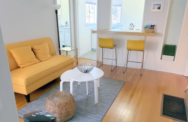 BRIGHT AND SPACIOUS STUDIO NEAR LAKE MERRITT