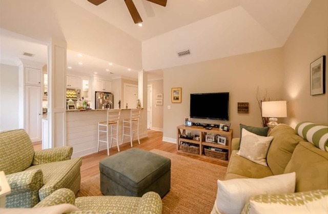 Bright and sunny 1 BR/1 BA villa. A short, 4 minute walk to the beach.