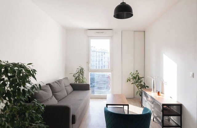 Bright apartment just outside Paris