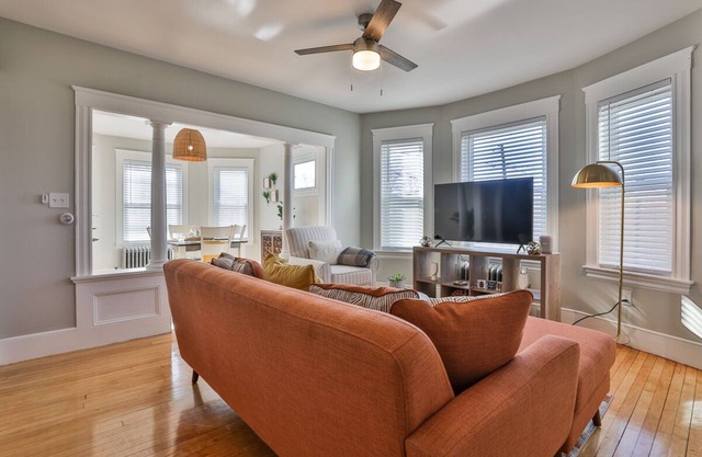 Bright Apartment Near Downtown, Highways, Boston