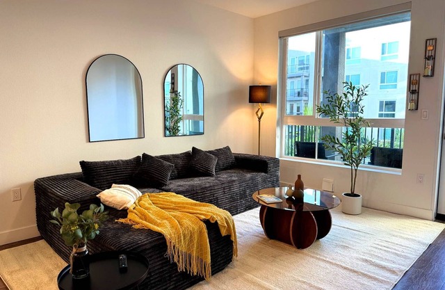 Bright Apt 10 Min from Disneyland With Pool & GYM