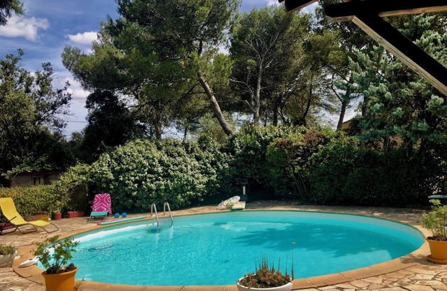 Bright artist's villa, private saltwater pool, large trees, enclosed grounds