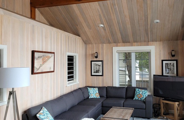 Bright beach house, white sand & stunning sunsets!
