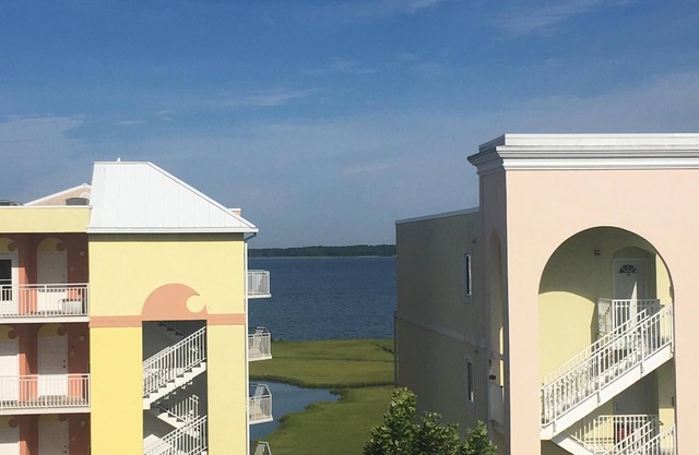 Bright & Beautiful Bay View Condo Overlooking Pool in Great Mid-Town Location