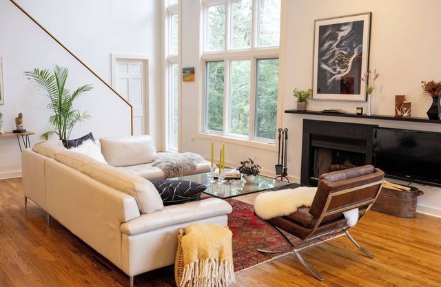 Bright & beautiful lakefront retreat. 5 minute walk to Tanglewood!
