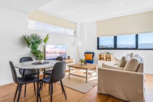Bright & Breezy Lakeview Retreat in Shellharbour