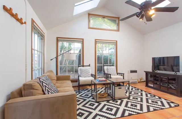 Bright & Charming Cottage in Cool Gilman District. Walk to Whole Foods & Resto!
