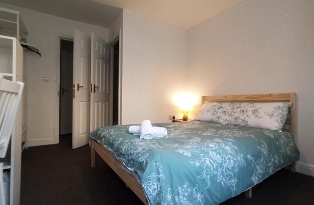 Bright, chilled ensuite DB room in a shared flat!