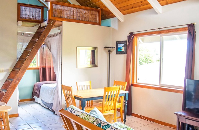 Bright, clean, airy Rocky Point Beach 1 bedroom loft. Steps to beach & bike path