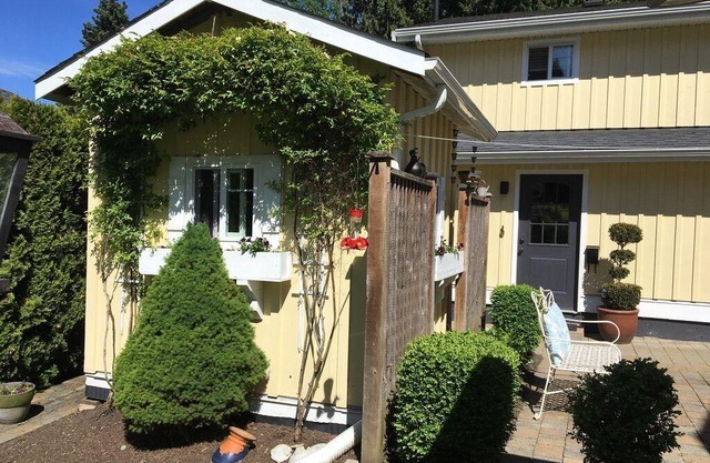 Bright, clean coach house suite in desirable Ocean Park close to Crescent Beach.