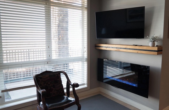 Bright, clean one bedroom condo with amazing views. Quick exit to the mountains!