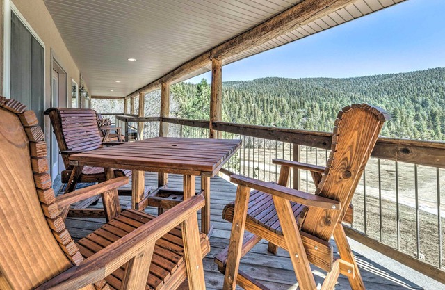 Bright Cloudcroft Home w/ Porch & Mtn Views!