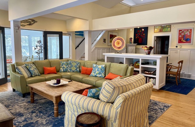 Bright, Colorful, Cozy Home Close To Beach, Town And Activities.