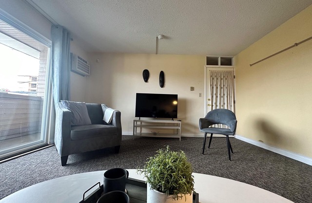 Bright Condo In Downtown Maple Ridge