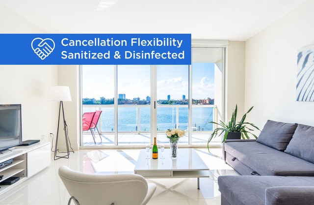 Bright condo with striking views of the waterway | WIFI + Parking