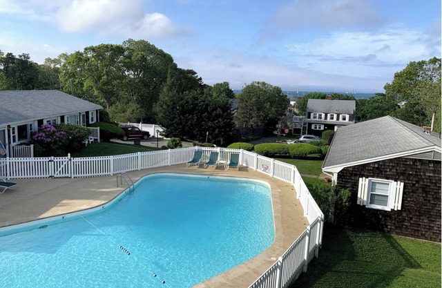 Bright condo w Pool, walking distance to town!