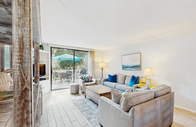 Bright condo with shared pools, walk to beach and short distance from Coligny