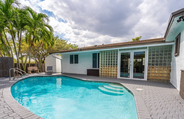 Bright Corner House 4BR with Pool and Game Room