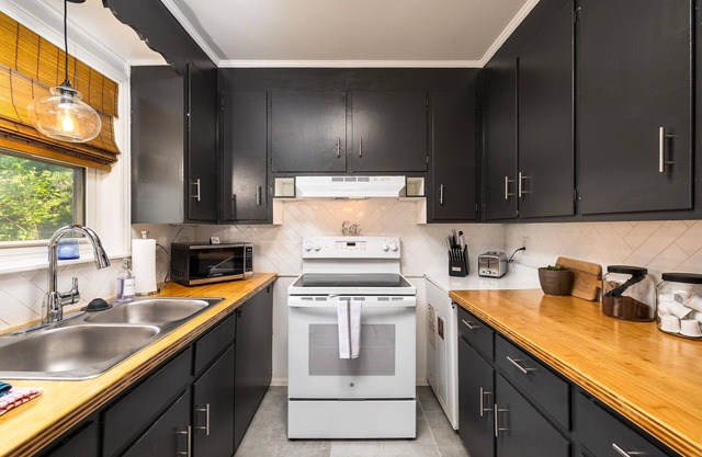 Bright & Cozy 2BR Retreat Near Duke University