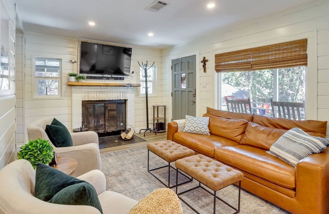 Bright & Cozy Big Bear Cabin Rental ~ 5 Mi to Lake