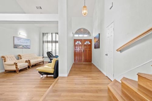 Bright Cozy Home w Full Kitchen Garage Backyard