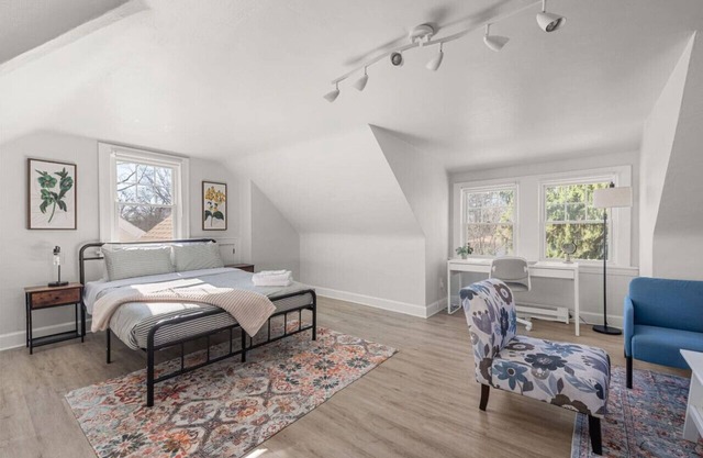 Bright & Cozy Loft | Free Parking |near CLE Clinic