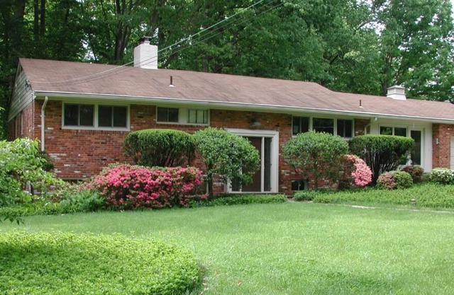 Bright, cozy, renovated, semi-basement apartment in house
