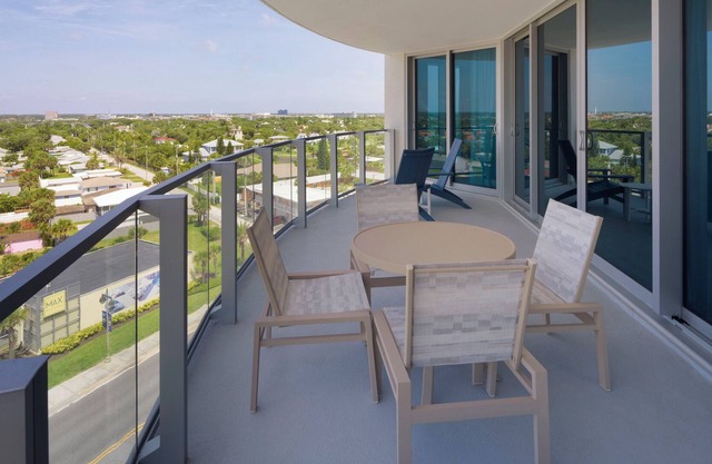 Bright Daytona Beach 2BR Suite: Pool, Gym & City View 305