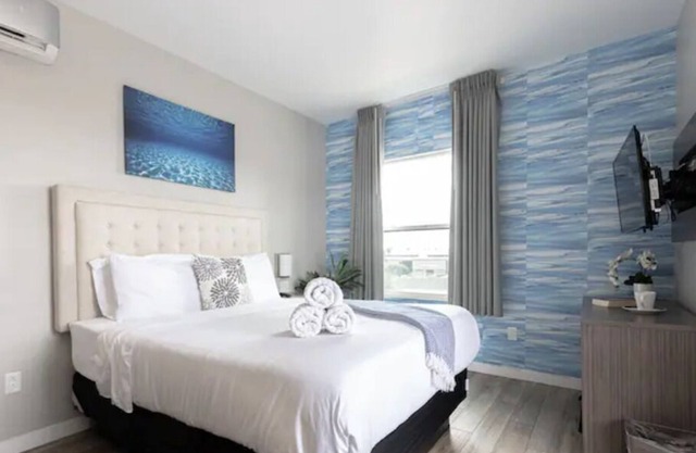 Bright Downtown San Diego Apartment w/Wifi + Parking