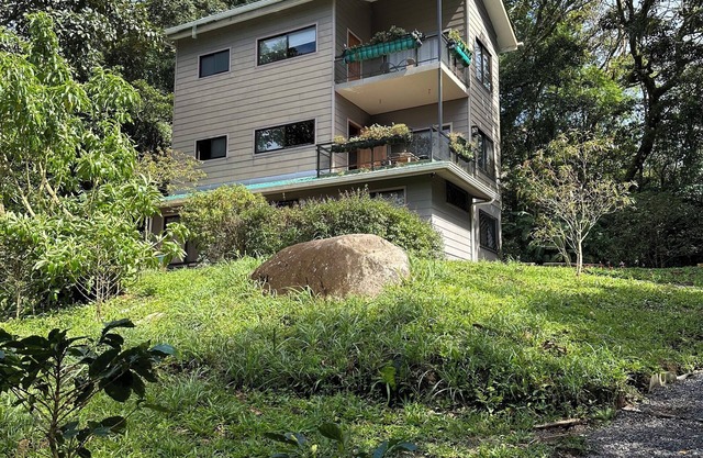 Bright Forest Retreat – 2BR w/Balcony, Walk to Town, Birds & Wildlife