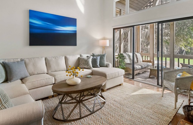 Bright, Fresh & Sunny! 3 screened in porches. Close to beach. 5 min bike ride!