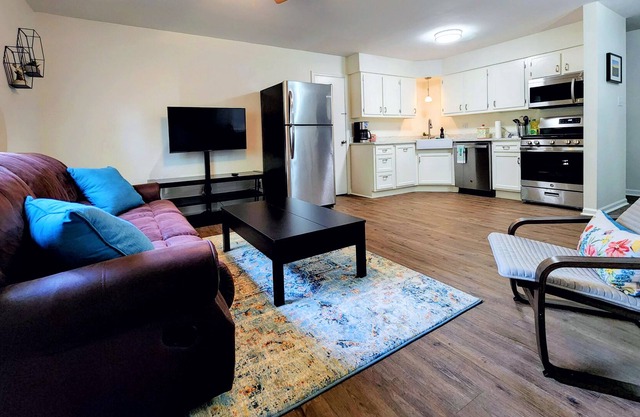 ++Bright &Friendly 2BR Retreat in Prime UoM Area++