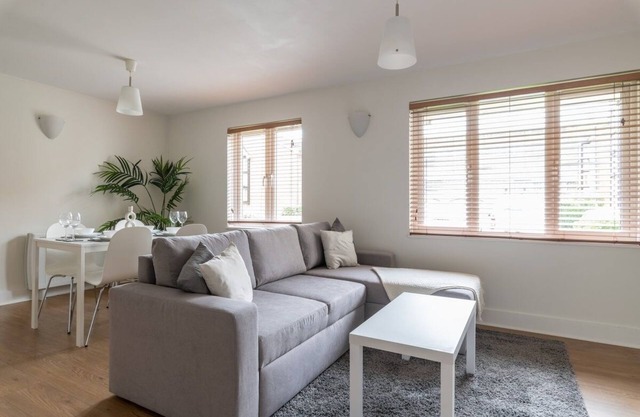 Bright Fully Furnished Apartment/2 Parking Spaces
