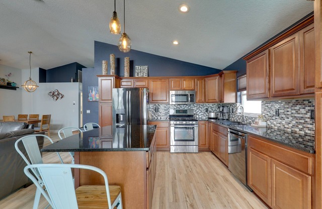 Bright Getaway w/Ski Lake, 11 Miles to Dtwn Tampa