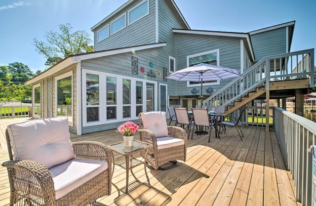 Bright Home w/Dock on Lake Conroe!