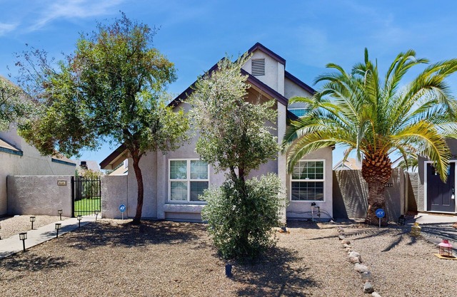 Bright home w/large yard, sparkling pool, firepit & grill - plus work desk
