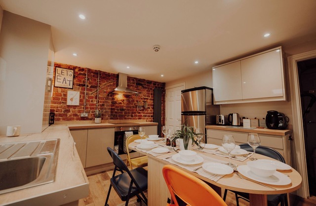 Bright House. 13 minutes to the theme park. Family sized victorian terrace.