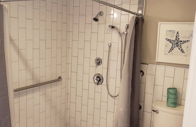 Bright & Inviting 2-Bd Apartment with Wi-Fi and Free Parking- 2103