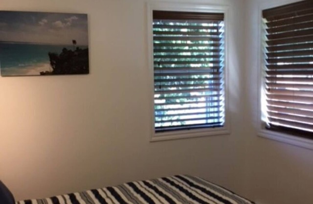 BRIGHT, LOTS OF WINDOWS, 3 SMART TVs, NETFLIX, ROOM FOR 4