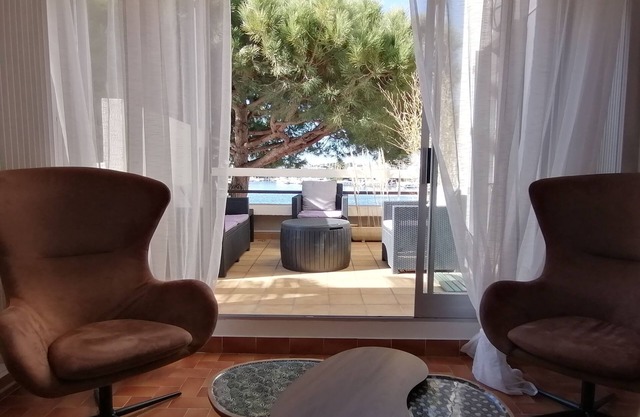 Bright marina with superb water views, 2 Terraces South and East.
