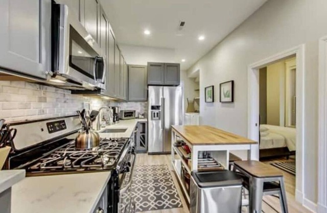 Bright Med District 2Bd/2Ba w/Garage