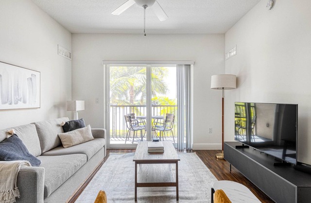 Bright Miramar 2BR w/Gym, Pool & W/D, nr WF, by Blueground