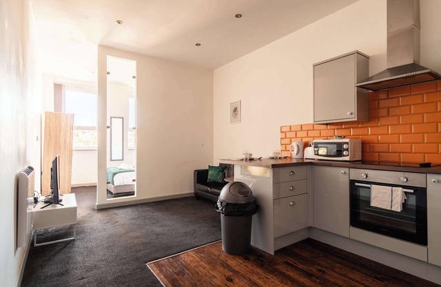 Bright & Modern 1 Bed Apartment in Blackburn Centre