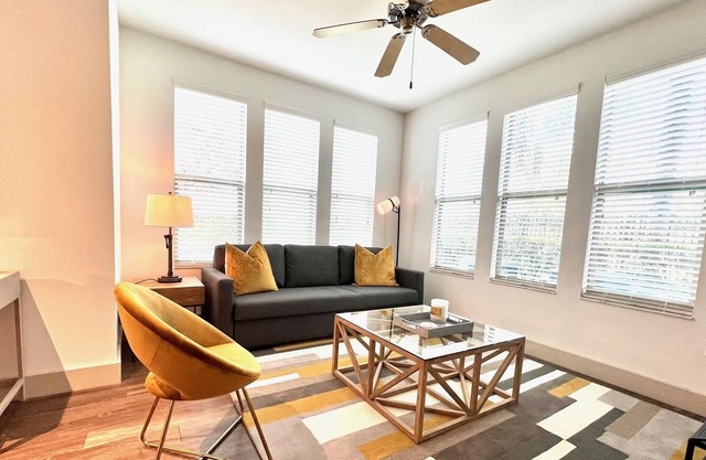 Bright Modern 1BR/NewFurnish/ Pool/near D'twn !